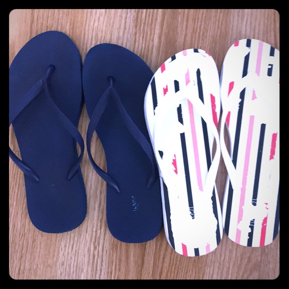Old Navy Shoes - 💙Two pairs of old navy flip flops💙